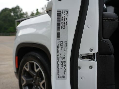 Used 2024 Jeep Wagoneer Series III AWD/4WD image 29