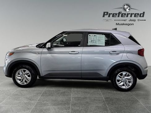Used 2022 Hyundai Venue SE FWD image 9