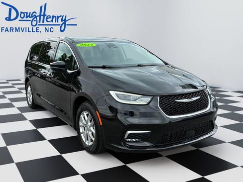 Used 2024 Chrysler Pacifica Touring-L FWD image 7