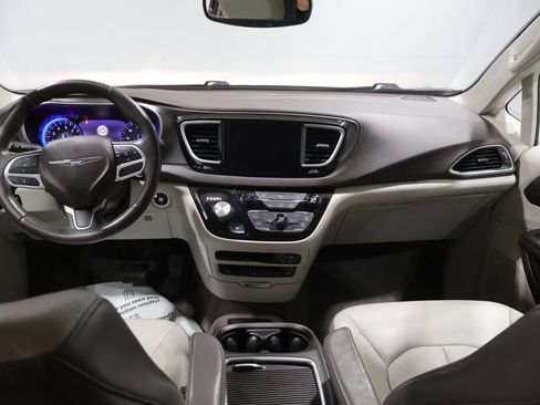 Used 2018 Chrysler Pacifica Touring-L Plus FWD image 16