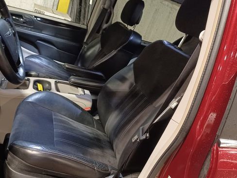 Used 2014 Chrysler Town & Country Touring-L image 6