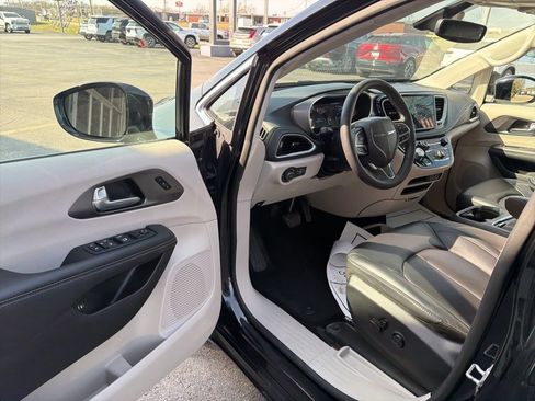 Used 2024 Chrysler Pacifica Limited image 9