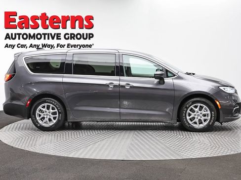Used 2023 Chrysler Pacifica Touring-L FWD image 4