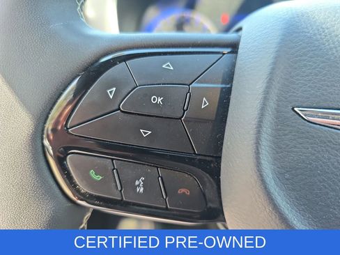 Used 2025 Chrysler Pacifica Limited image 17