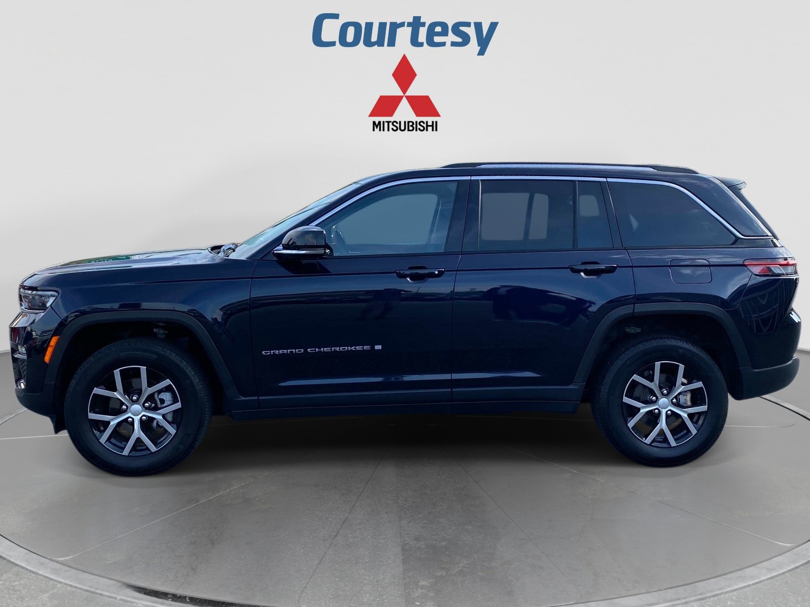 Used 2023 Jeep Grand Cherokee Limited AWD/4WD image 2