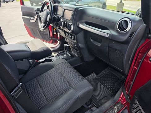 Used 2012 Jeep Wrangler Unlimited Sahara w/ Dual Top Group AWD/4WD image 10