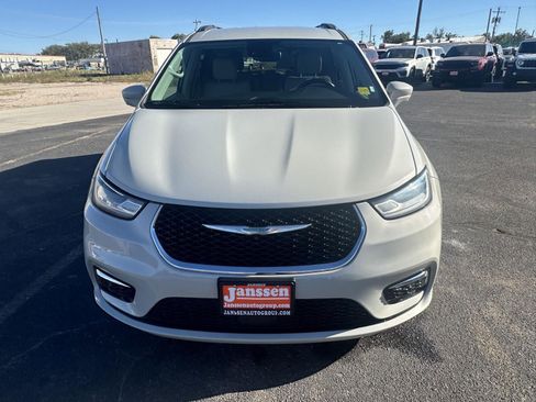 Used 2021 Chrysler Pacifica Touring-L image 13