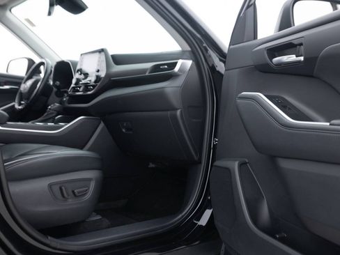 Used 2021 Toyota Highlander XLE AWD/4WD image 30