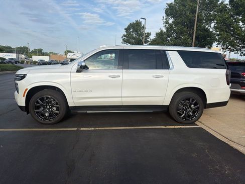 Used 2025 Chevrolet Suburban Premier AWD/4WD image 1
