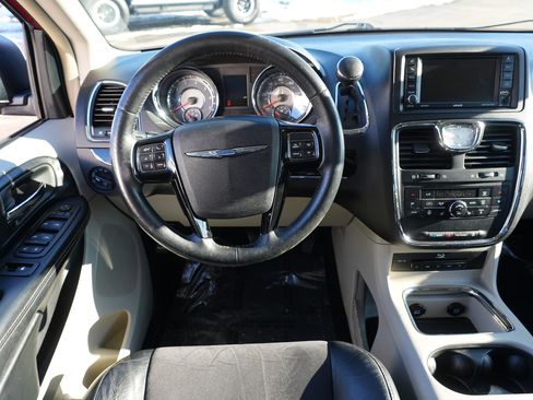 Used 2016 Chrysler Town & Country Limited image 22