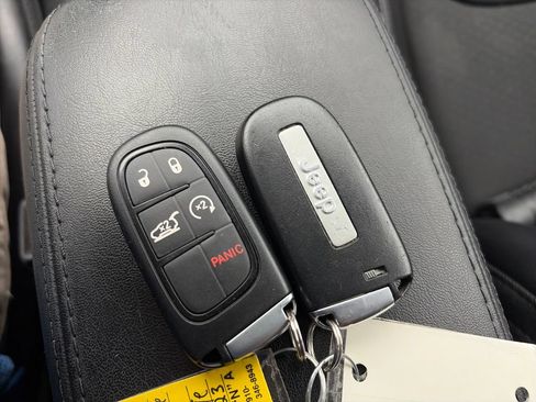 Used 2020 Jeep Cherokee Latitude Plus AWD/4WD image 27