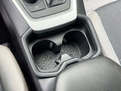 Used 2019 Toyota RAV4 XLE AWD/4WD image 19