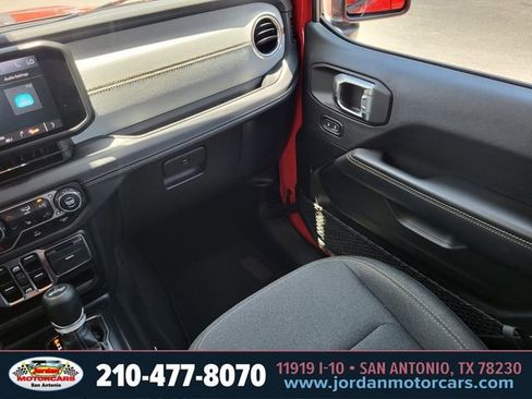 Used 2025 Jeep Wrangler Unlimited Sahara AWD/4WD image 15