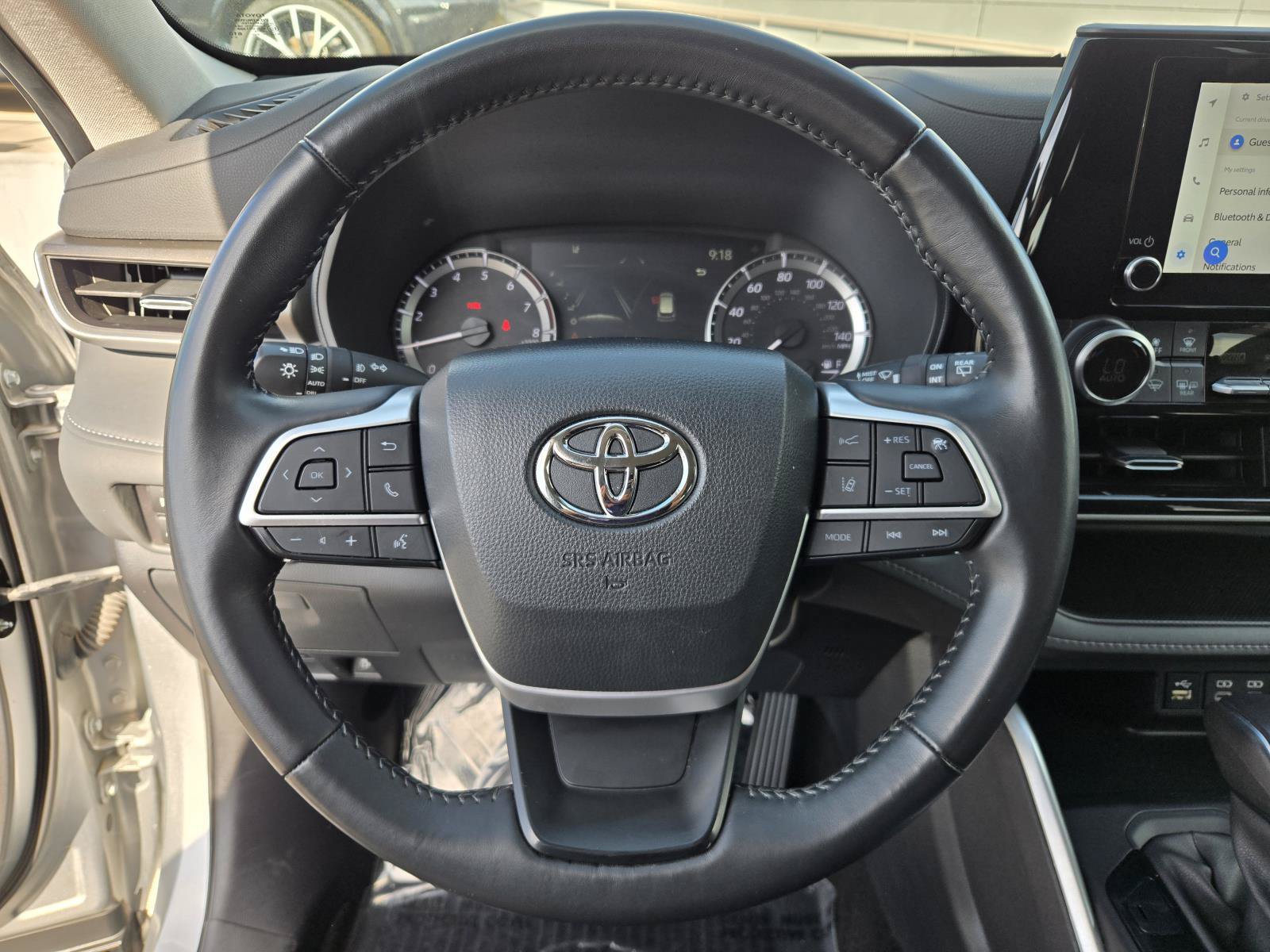 Used 2024 Toyota Highlander LE FWD image 16