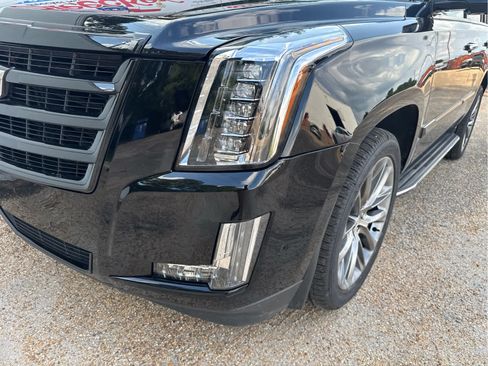 Used 2020 Cadillac Escalade Luxury w/ Escalade Sport Edition AWD/4WD image 10