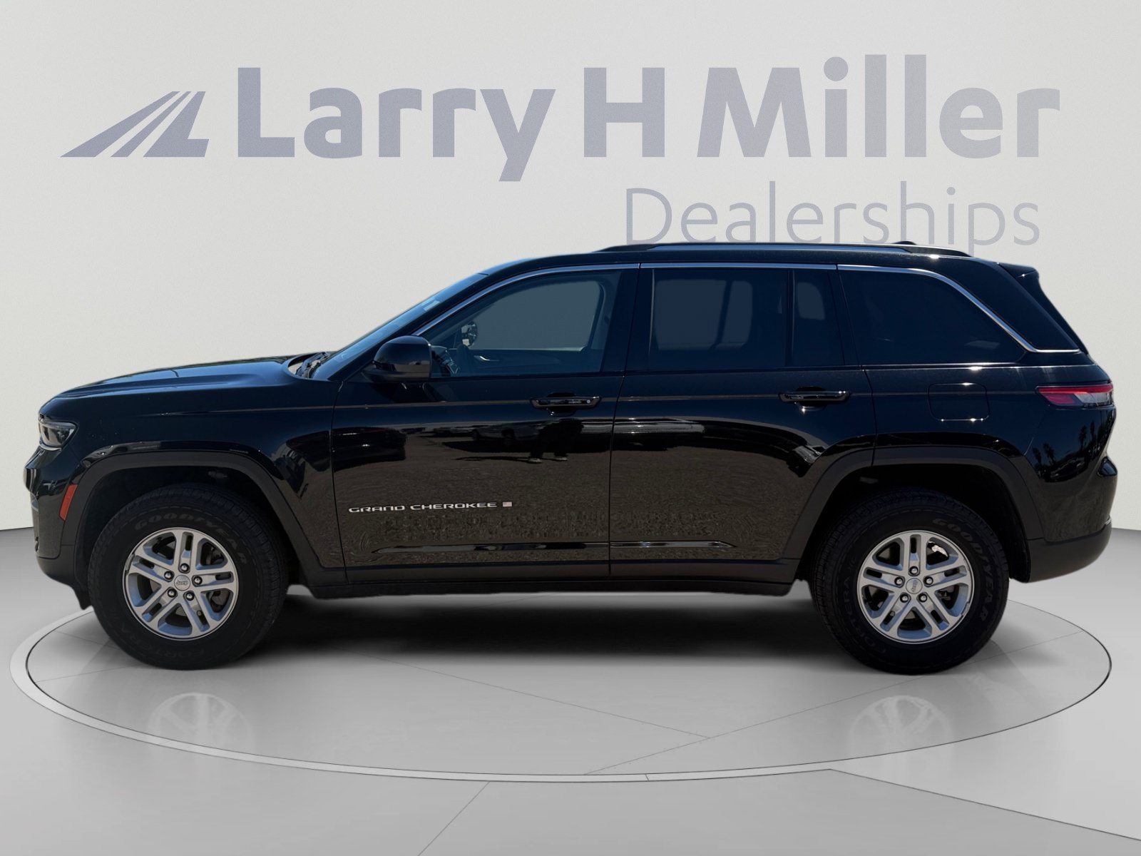 Used 2023 Jeep Grand Cherokee Laredo w/ Trailer Tow Prep Group (B) AWD/4WD image 2
