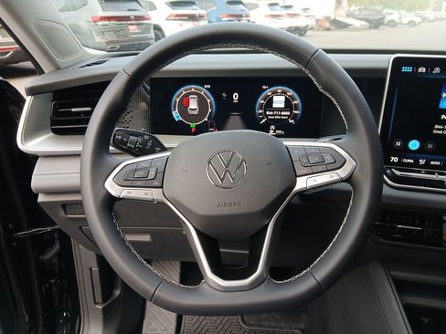 New 2025 Volkswagen Tiguan SE image 14