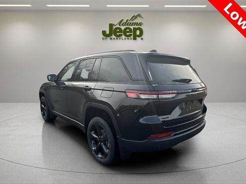 Used 2025 Jeep Grand Cherokee Altitude image 7