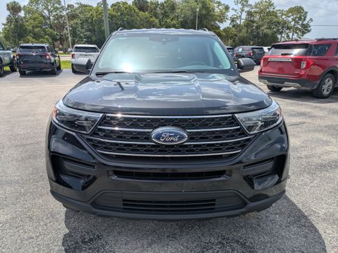 Used 2024 Ford Explorer XLT RWD image 9