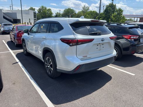 Used 2022 Toyota Highlander XLE FWD image 16
