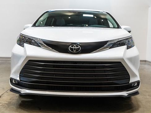 New 2026 Toyota Sienna XLE FWD image 2