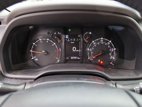 Used 2022 Toyota 4Runner SR5 Premium w/ Moonroof Package RWD image 17