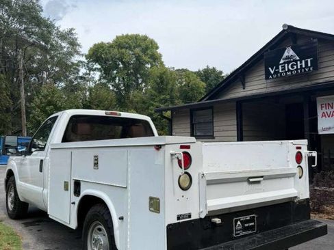 Used 2011 Ford F250 XL w/ XL Value Pkg image 4