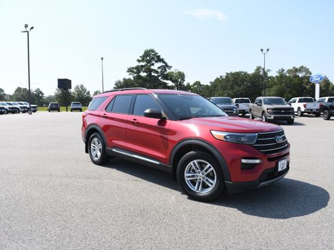 Used 2022 Ford Explorer XLT w/ Equipment Group 202A RWD image 2