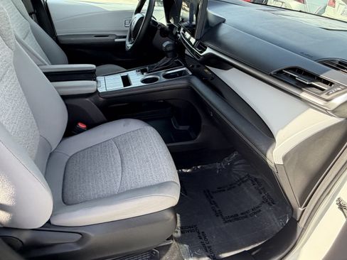 Certified 2025 Toyota Sienna LE FWD image 10