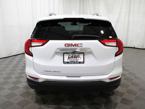 Used 2024 GMC Terrain SLT image 32