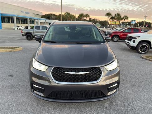 Used 2023 Chrysler Pacifica Touring-L image 2