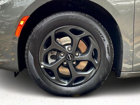 Used 2022 Chrysler Pacifica Limited w/ Uconnect Theater Family Group image 34