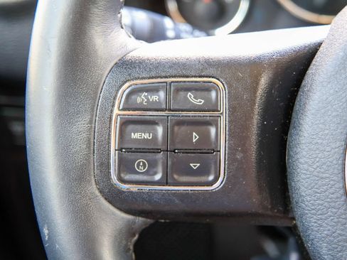 Used 2018 Jeep Wrangler Unlimited Rubicon w/ Connectivity Group AWD/4WD image 12