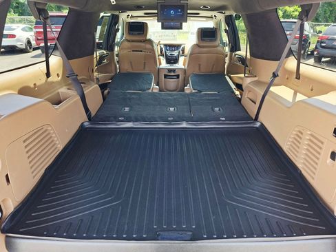 Used 2019 Cadillac Escalade ESV Platinum AWD/4WD image 17