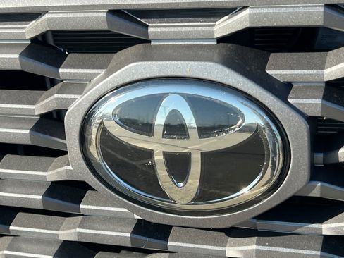 Used 2021 Toyota Tacoma TRD Off-Road w/ Technology Package AWD/4WD image 13