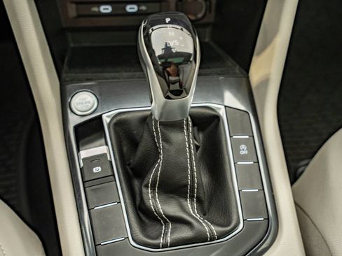 Used 2023 Volkswagen Tiguan SE w/ Panoramic Sunroof Package FWD image 38
