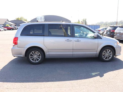 Used 2016 Dodge Grand Caravan SXT FWD image 4
