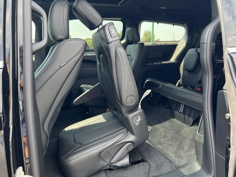 New 2025 Chrysler Pacifica Select w/ Uconnect Theater Family Group image 38