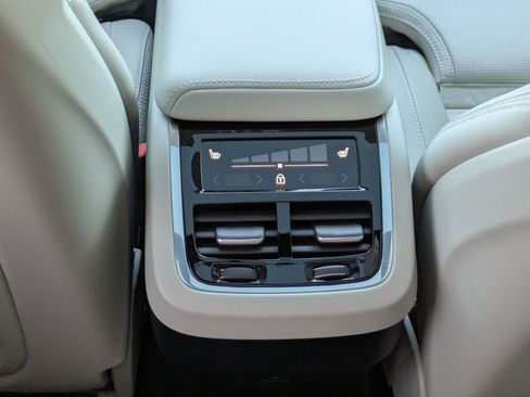 Used 2025 Volvo XC60 B5 Ultra w/ Protection Package Premier image 28