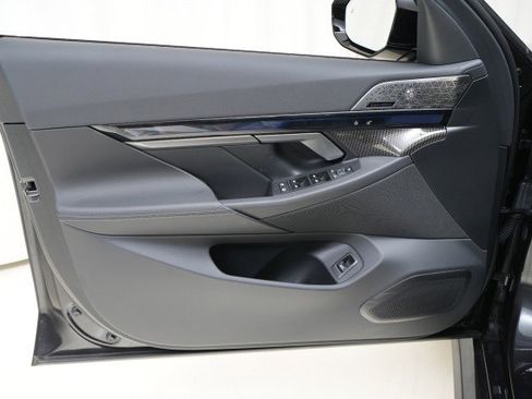 Used 2025 BMW M5 w/ Executive Package image 26