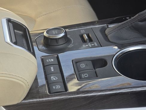 Used 2020 Toyota Highlander Limited image 17