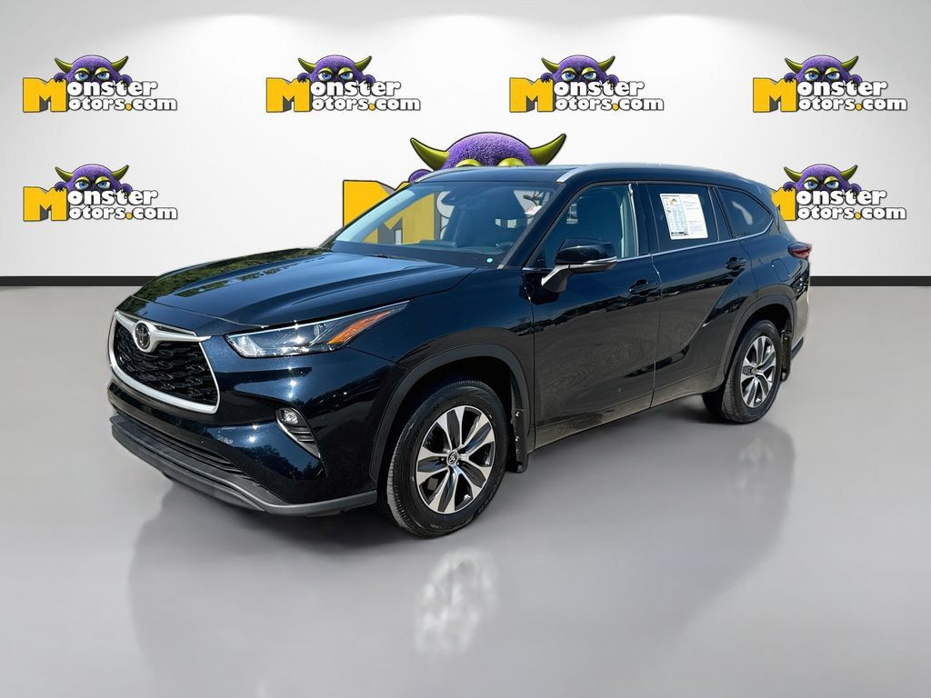 Used 2022 Toyota Highlander XLE AWD/4WD image 1