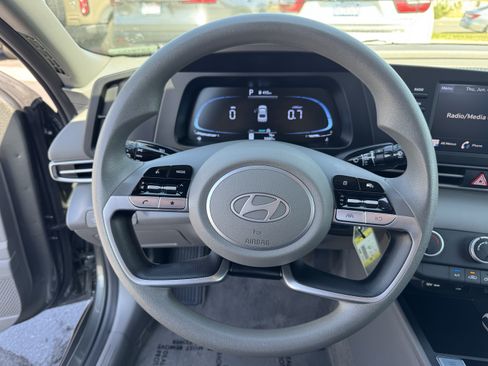 Used 2024 Hyundai Elantra SE FWD image 19