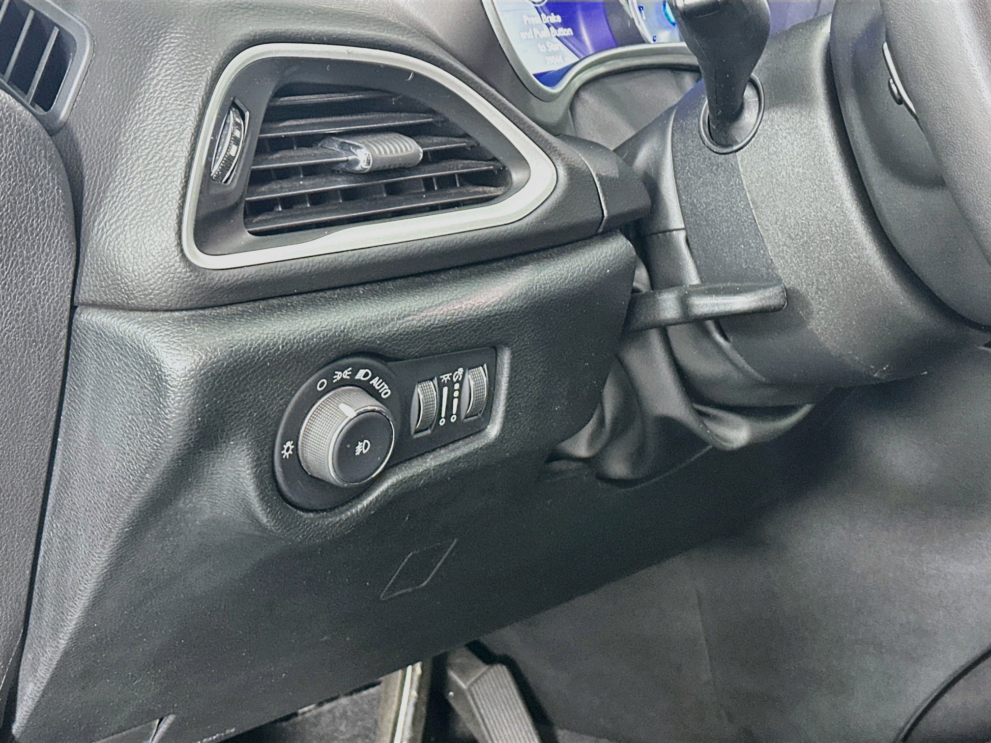 Used 2025 Chrysler Pacifica Select FWD image 17