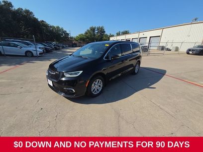 Used 2025 Chrysler Pacifica Select