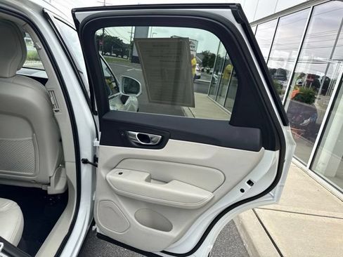 Certified 2022 Volvo XC60 B5 Inscription w/ Advanced Package AWD/4WD image 12