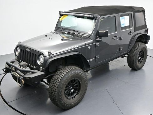 Used 2017 Jeep Wrangler Unlimited Rubicon w/ Connectivity Group AWD/4WD image 30