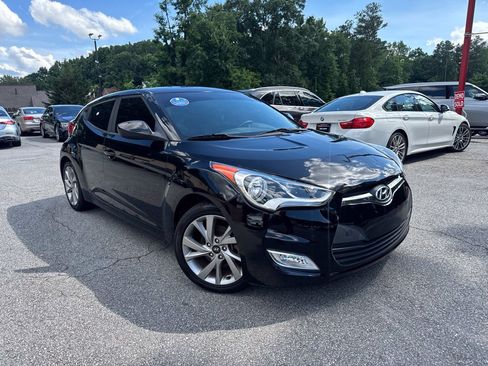 Used 2017 Hyundai Veloster FWD image 4