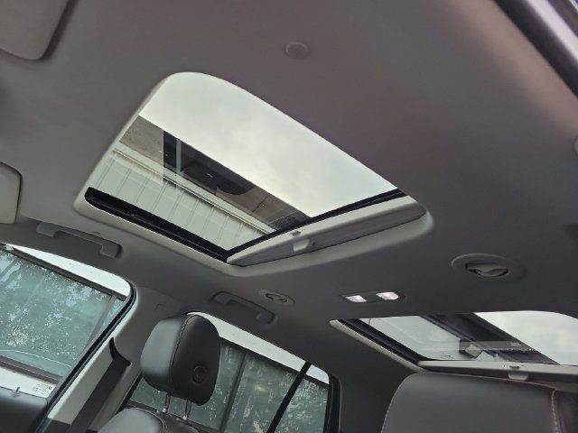 Used 2021 Chevrolet Traverse LT w/ LT Premium Package AWD/4WD image 10