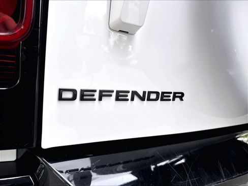 Used 2024 Land Rover Defender 110 X-Dynamic SE AWD/4WD image 11